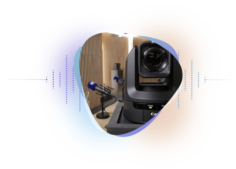 Studio hybride audio et vidéo Studio Podcast avec caméras rotatives autour du desk dans le studio.