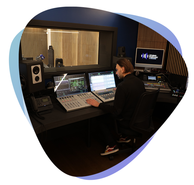 Salle de mixage et de mastering Studio Podcast entièrement traitée acoustiquement.