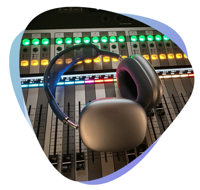 Casque et table de mixage Studio Podcast pour bruitages et ambiances sonores d'un podcast fiction.
