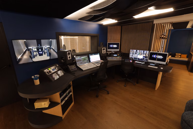 La régie du studio podcast, console et écrans