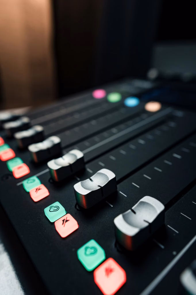 Les faders de la console de production du studio