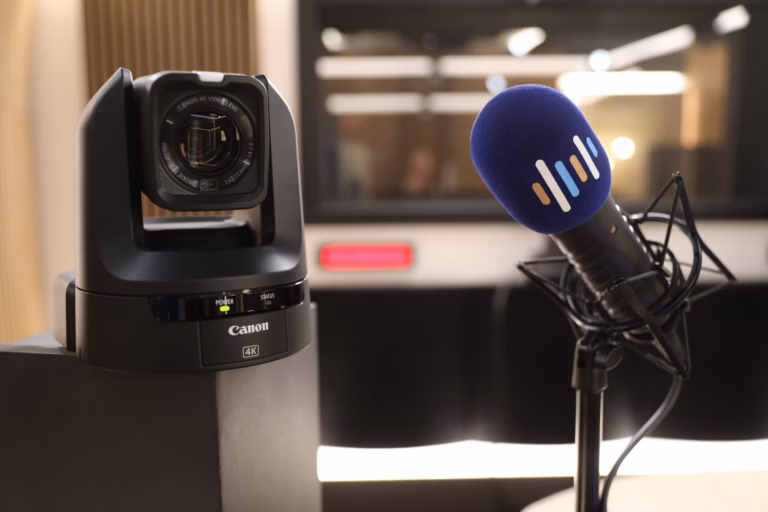 Une caméra PTZ et un micro du studio