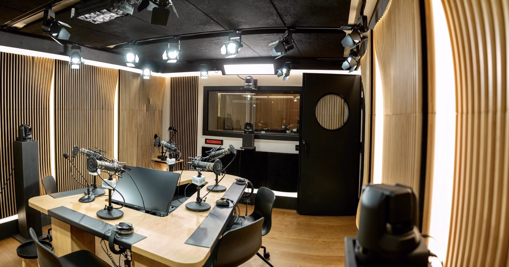 Le desk du studio podcast et ses micros, vus d’ensemble